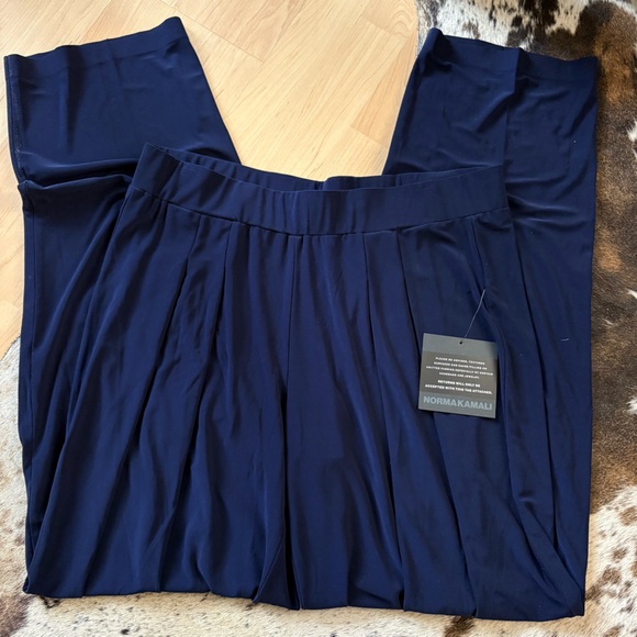 NORMA KAMALI Low Rise Pleated Trouser Pants Size Medium In True Navy NWT - Picture 3 of 9